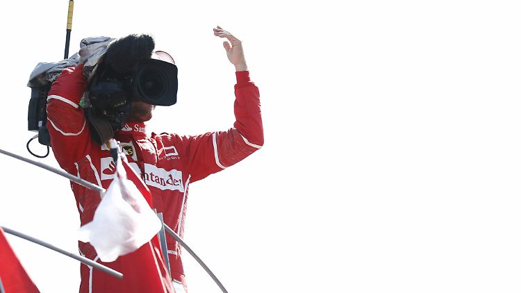 Der König grüßt sein Volk: Zum Ferrari-Heimspiel kocht die Stimmung über.