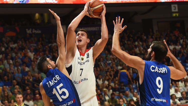 Johannes Voigtmann (2.v.l) in Aktion gegen Timor Bar (l) und Omri Casspi aus Israel.
