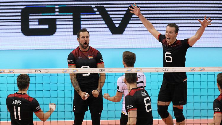 Die deutschen Spieler jubeln nach einem Punktgewinn.