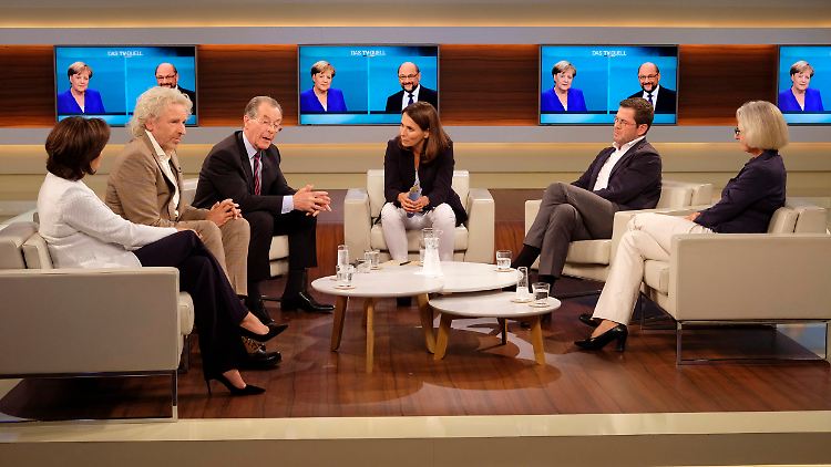 Anne Wills Gäste, von links nach rechts: Sandra Maischberger, Thomas Gottschalk, Franz Müntefering, Karl-Theodor zu Guttenberg und Christiane Hoffmann