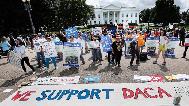 Schon zu Trumps Amtsantritt demonstrierten Menschen für den Beibehalt von Daca vor dem Weißen Haus.