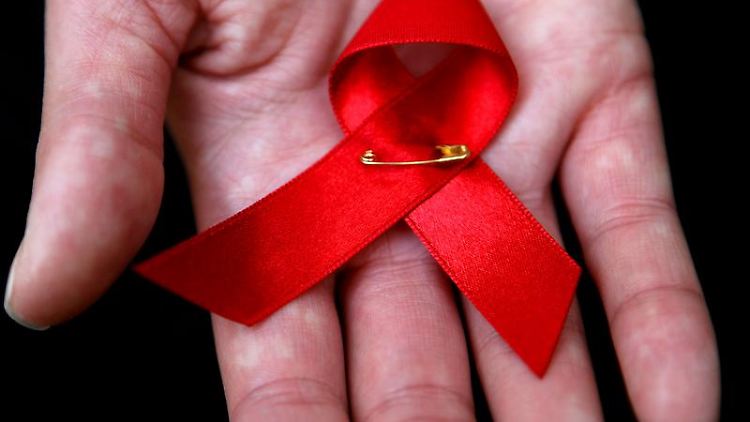 Mit dem Krebs-Wirkstoff "Vorinostat" soll es gelungen sein, an die versteckt infizierten Zellen zu kommen, in denen das Virus bisher trotz Therapie weiter schlummert.