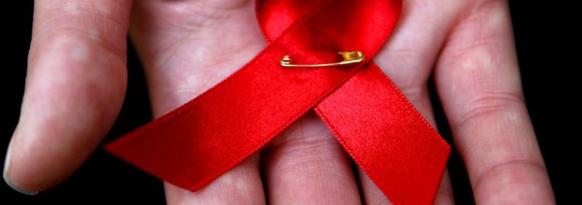 Mit dem Krebs-Wirkstoff "Vorinostat" soll es gelungen sein, an die versteckt infizierten Zellen zu kommen, in denen das Virus bisher trotz Therapie weiter schlummert.