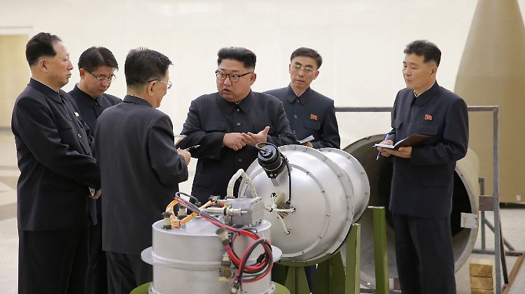 Propagandafoto aus Pjöngjang: Kim Jong Un gibt im nordkoreanischen Atomprogramm die Richtung vor.