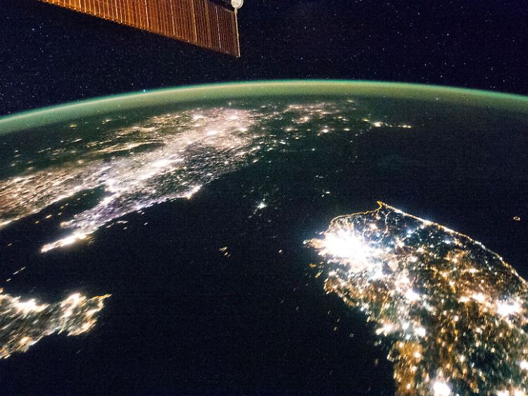 Die koreanische Halbinsel aus dem All: Rechts unten liegt Südkorea. Nordkorea liegt fast komplett im Dunklen (Archivbild).