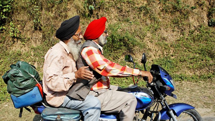 Was in Indien Gang und Gäbe ist, stößt hierzulande eher auf Bedenken: das Fahren ohne Helm.