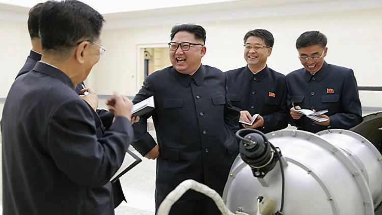 Kim präsentiert im Staatsfernsehen, was die Propaganda als Wasserstoffbombe bezeichnet.