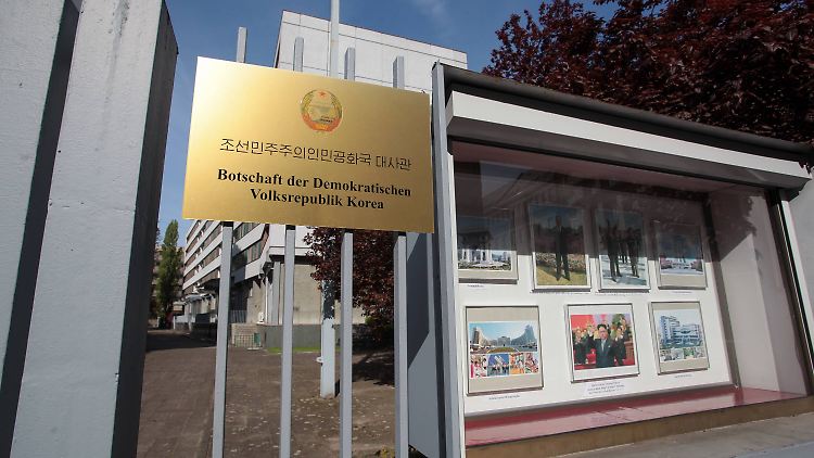 Vor der nordkoreanischen Botschaft in Berlin: Ein Schaukasten mit Bildern unter anderem von Machthaber Kim Jong Un.
