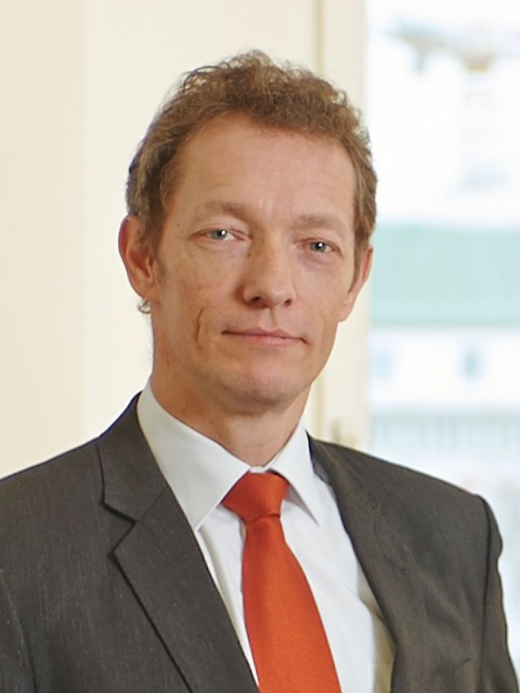Andreas Enke verfügt über mehr als 20 Jahre Berufserfahrung in der Beratung vermögender Privat- und Geschäftskunden bei der Commerzbank, im Dresdner Bank Konzern und im Private Banking der Credit Suisse. Der Diplom-Kaufmann zählt zu den Inhabern und Vorständen der Geneon Vermögensmanagement AG.