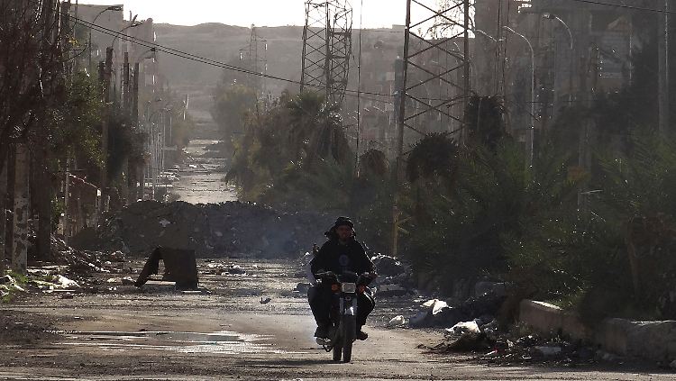 Nach mehreren Jahren Krieg liegt Deir ez-Zor in Trümmern.