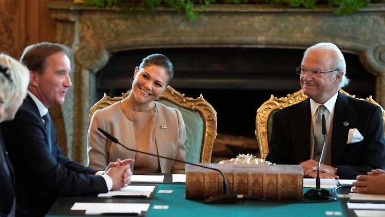 Mit Kronprinzessin Victoria an seiner Seite informierte König Carl Gustaf den schwedischen Ministerpräsidenten Stefan Löfven.