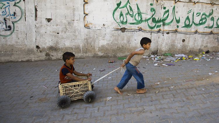 Zwei palästinensische Jungen spielen in Gaza-Stadt.