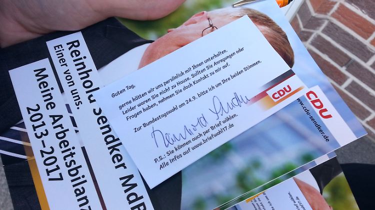 Wer nicht angetroffen wird, bekommt eine vom Wahlkreiskandidaten unterschriebene Nachricht in den Briefkasten.