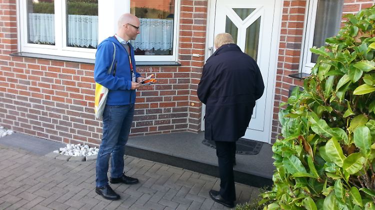 Peter Tauber und Direktkandidat Reinhold Sendker unterwegs in Warendorf.