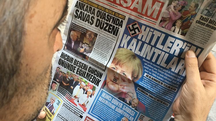 Die türkische Tageszeitung "Aksam" versucht nach dem TV-Duell, mit der Nazi-Keule bei den Lesern zu punkten. 