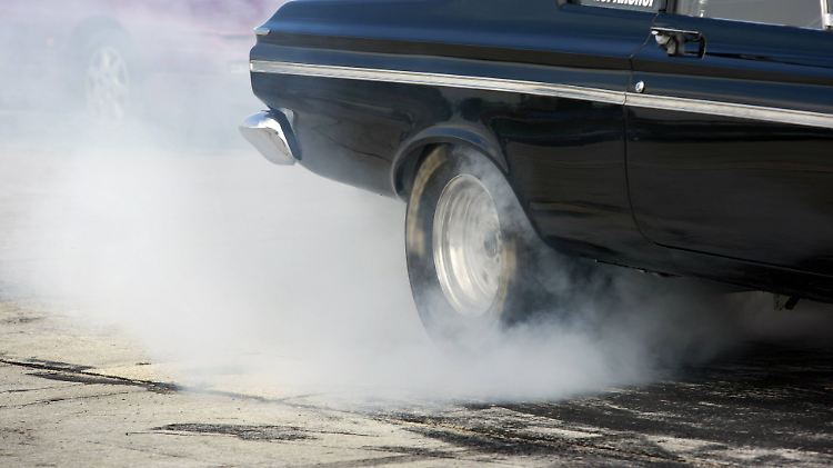 Wer allzu oft mit durchdrehenden Rädern und laut aufheulendem Motor erwischt wird, dem kann diese Fahrweise untersagt werden. 