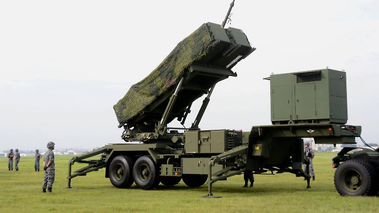 Japanische Soldaten proben den Ernstfall - an US-Patriot-Raketen auf einer US-Militärbasis in Japan.