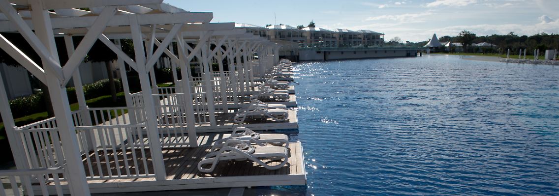Leere Liegestühle eines Hotels in Belek. Viele Touristen aus Deutschland reisen nicht mehr in das einstige Top-Ziel.