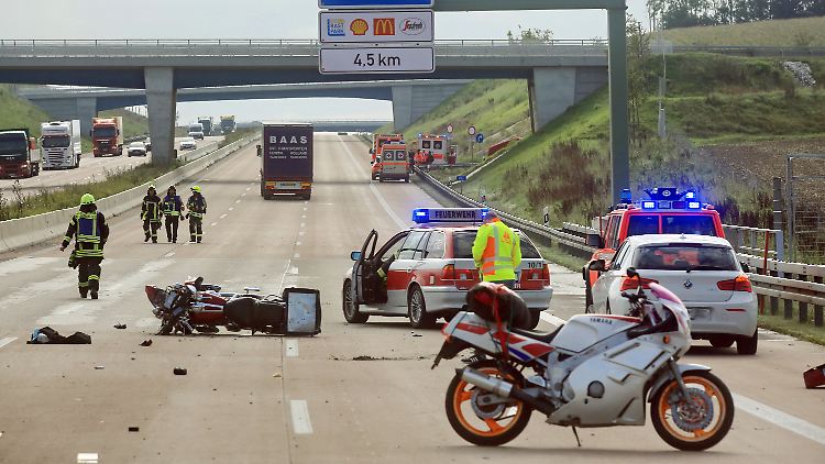 Ein Motorradfahrer starb bei dem Unfall bei Burgau.
