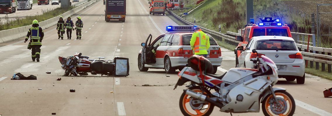 Ein LKW-Fahrer filmte an der Unfallstelle, wie die Rettungskräfte um das Leben des Mannes kämpften. Der 59-Jährige starb wenig später.