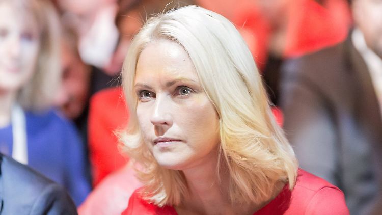 Manuela Schwesig lebt mit ihrem Ehemann Stefan und ihren beiden Kindern in Schwerin.