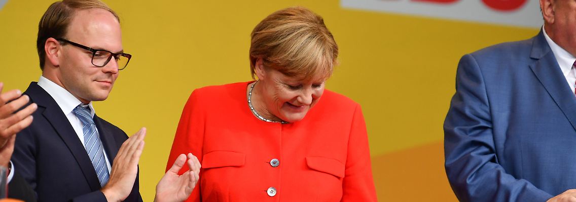 Hätten die Angreifer gewusst, dass Merkel in Rot kommt, hätten sie vermutlich ein anderes Wurfgeschoss gewählt.