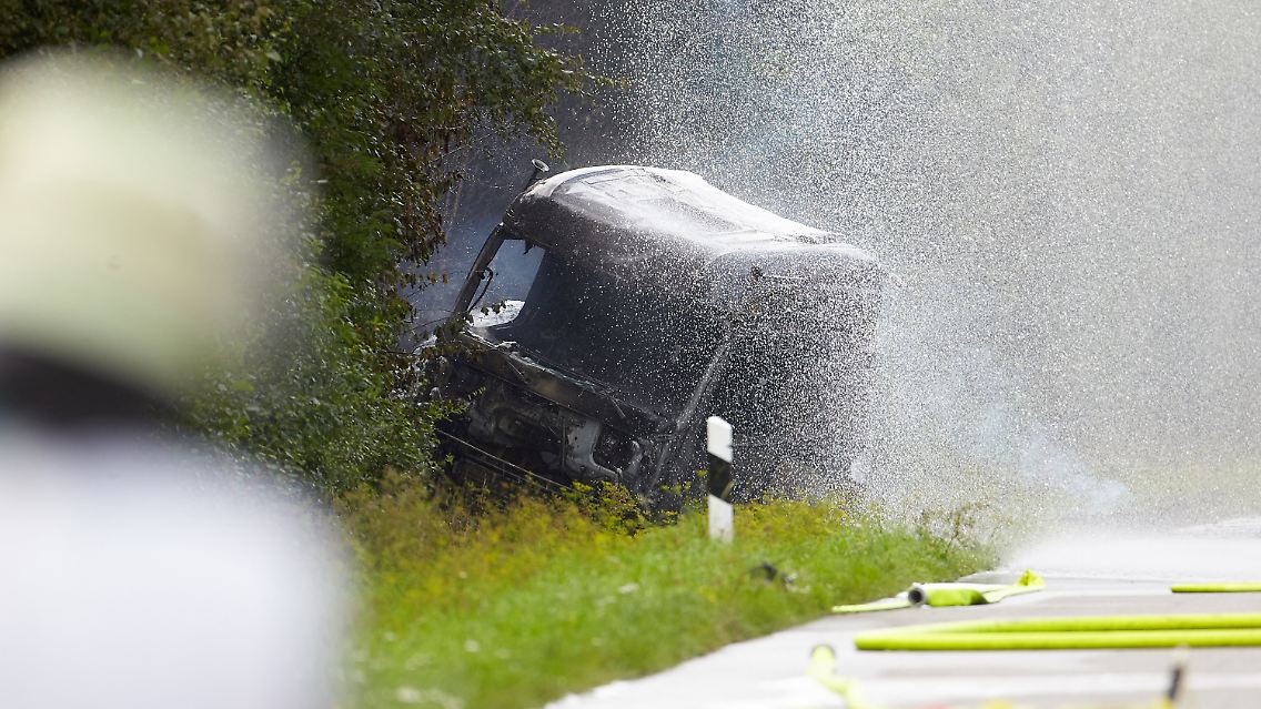 Der LKW mit Ethanol an Bord war umgestürzt und hatte Feuer gefangen.