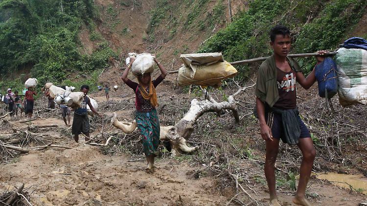 Zehntausende Rohingya machen sich auf den Weg von Myanmar nach Bangladesch - wo sie nicht willkommen sind.