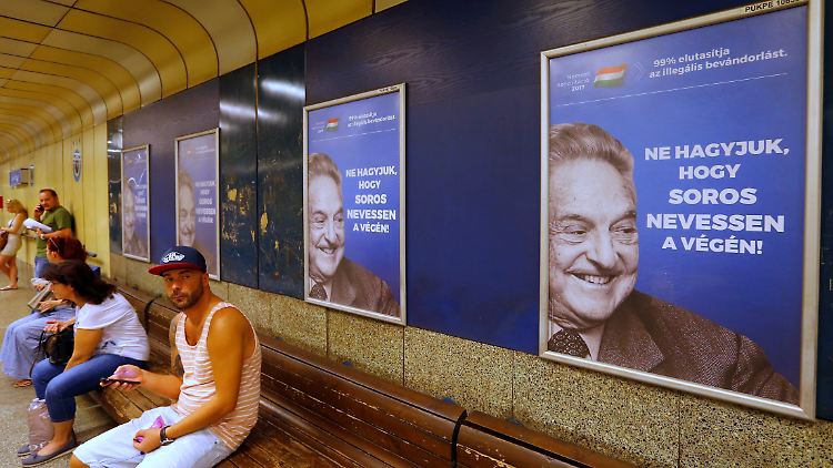 Die ungarische Regierung macht allen Ernstes George Soros für die Flüchtlingsbewegungen verantwortlich. Auf Plakaten, die im Sommer überall in Budapest hingen, stand: "Sorg' dafür, dass nicht George Soros als Letzter lacht."