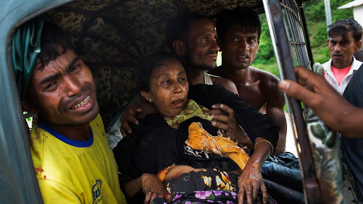 Nahe der Grenze zu Kutupalong in Bangladesh wird eine ältere Dame durch eine Landmine verletzt. 