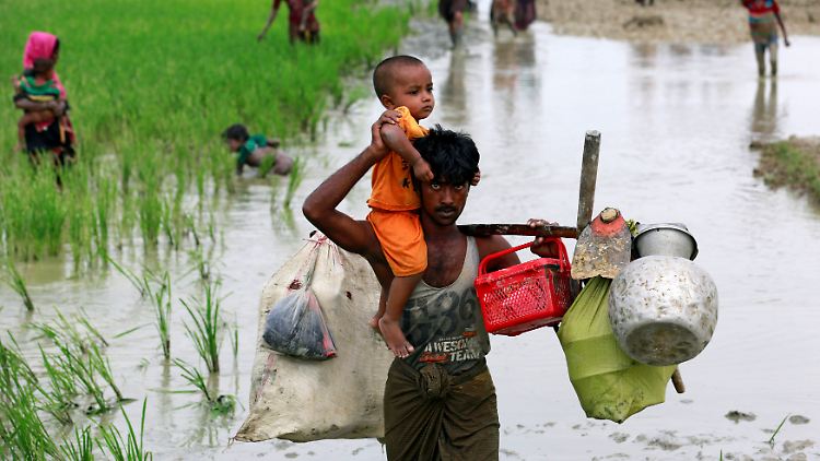 Ein muslimischer Flüchtling auf dem Weg nach Bangladesch. In den vergangenen Wochen haben mehr als 100.000 Rohingya das Land verlassen.