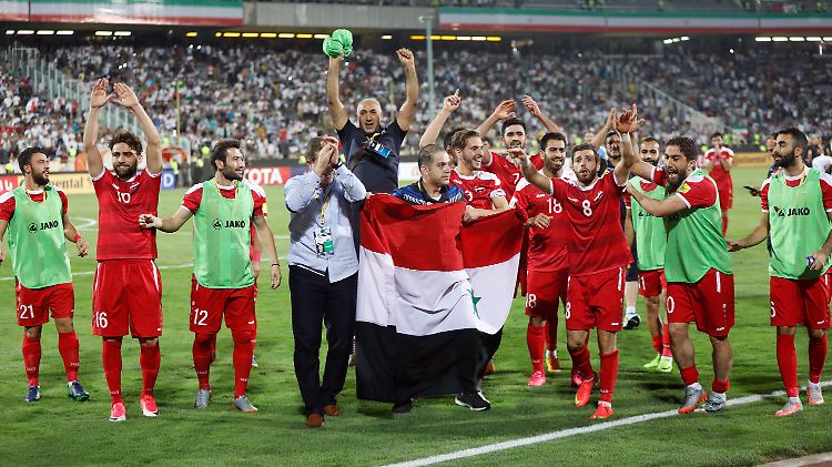 Nun in den Playoffs gegen Australien: Syriens Fußballer im Teheraner Asadi-Stadion.
