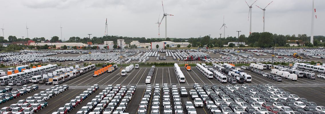 Autoterminal in Bremerhaven - bei Daimler stützen heute gute Absatzzahlen hinzu und Kaufempfehlungen die Aktie.