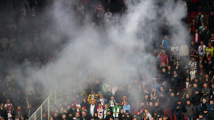 Im Nebel und geistig umnebelt: So präsentierten sich einige Begleiter der deutschen Mannschaft in Prag.