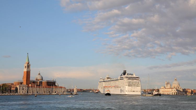 Venedig hat ein großes Problem mit dem Massentourismus. Die Kreuzfahrtschiffe legen oft an.