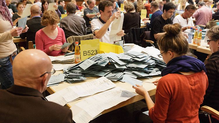 Ausgezählt wird in Deutschland meist per Hand. Doch bei der Übermittlung der Ergebnisse könnten Hacker die Wahl manipulieren, fürchten IT-Experten.