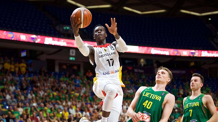 Obenauf: Dennis Schröder.