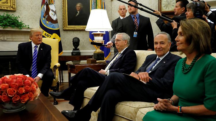 Trump traf am Mittwoch die Spitzen des Kongresses, darunter Mitch McConnell (M.) und die Demokraten Chuck Schumer (2. v.r.) und Nancy Pelosi (r.). Letztere wirkten ganz zufrieden.