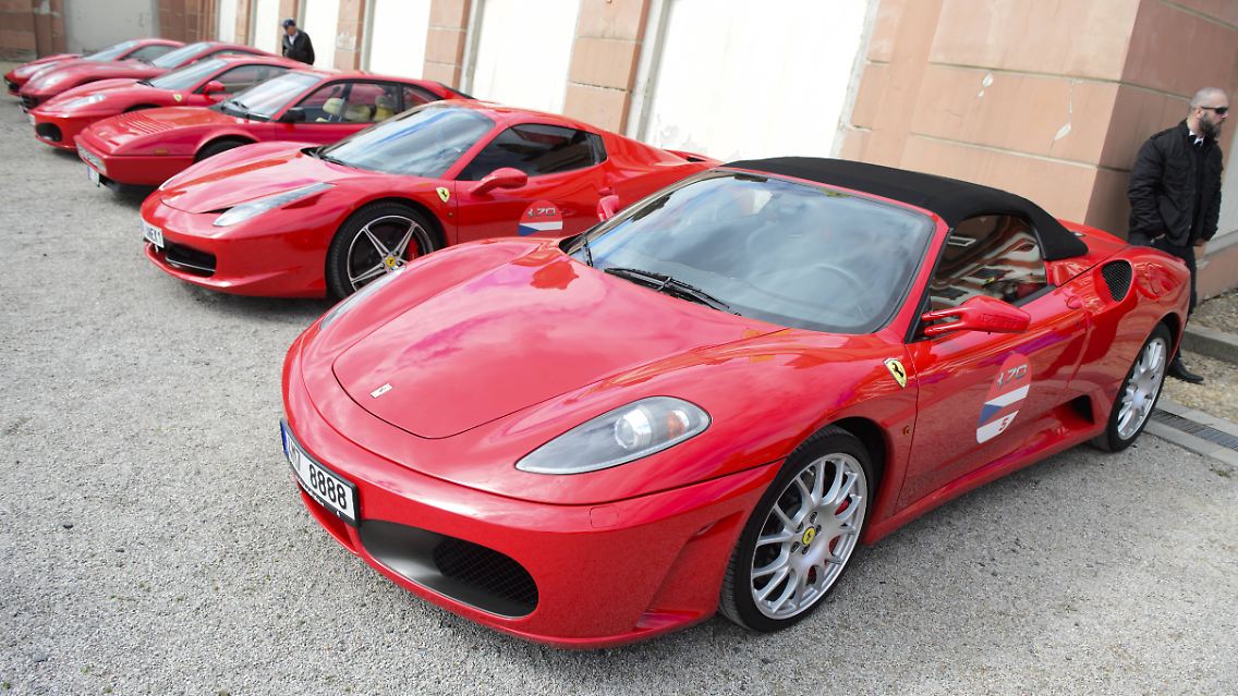 Die Analysten äußerten sich außerdem kritisch zu einem möglichen Einstieg Ferraris in den Markt für Geländewagen (SUVs).