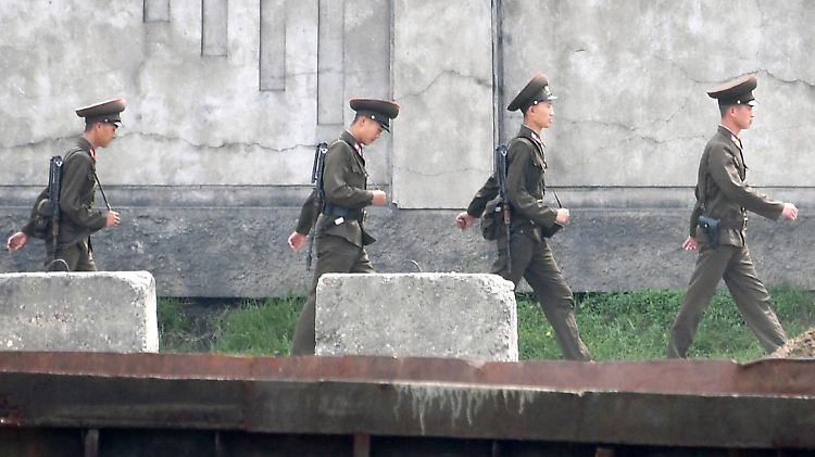 Nordkoreanische Soldaten patroulieren an der westlichen Landesgrenze zu China.