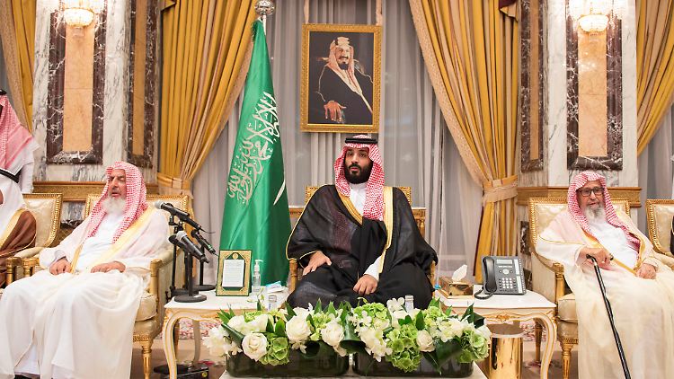 Kronprinz Mohammed bin Salman übt bei einem Treffen der Königsfamilie schon einmal das Thronen.