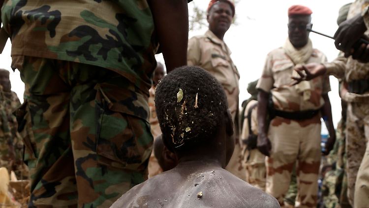 Ein mutmaßlicher Boko-Haram-Kämpfer wird festgenommen.