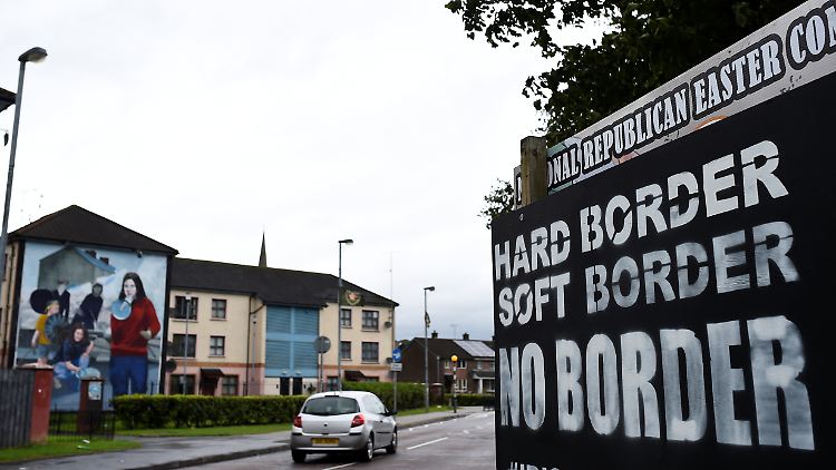 Welche Grenze darf es nach dem Brexit sein? Ein Schild im nordirischen Londonderry präsentiert die Möglichkeiten: hart, weich oder gar keine.