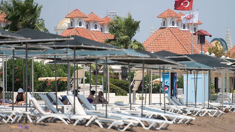 Leere am Strand von Lara bei Antalya: Das Auwärtige Amt rät Türkei-Reisenden nach mehreren fragwürdigen Festnahmen derzeit zur Vorsicht.