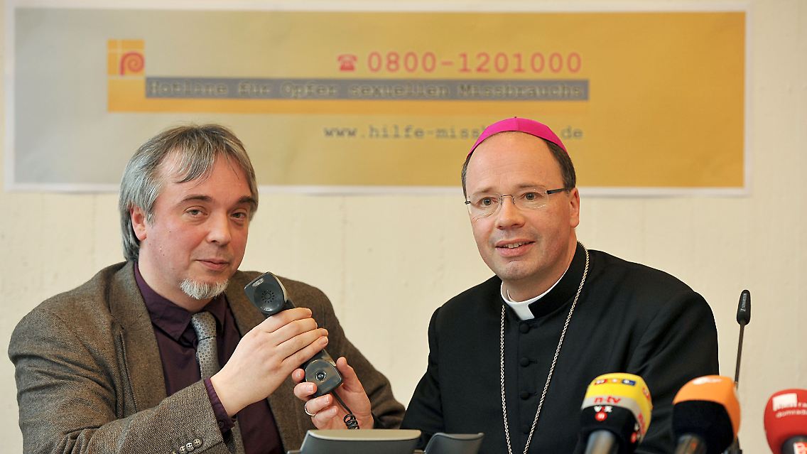 Der Beauftragte der Deutschen Bischofskonferenz für sexuellen Missbrauch in der katholischen Kirche, Bischof Stephan Ackermann (rechts), bei der Vorstellung der Telefon-Hotline im März. Neben ihm Andreas Zimmer, Leiter des Arbeitsbereichs Beratungsdienste beim Bistum Trier.
