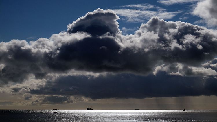 Dunkle Regenwolken über der Nordsee.