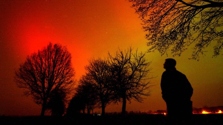 Ein Polarlicht leuchtet nahe dem ostbrandenburgischen Döbberin im Jahr 2003.