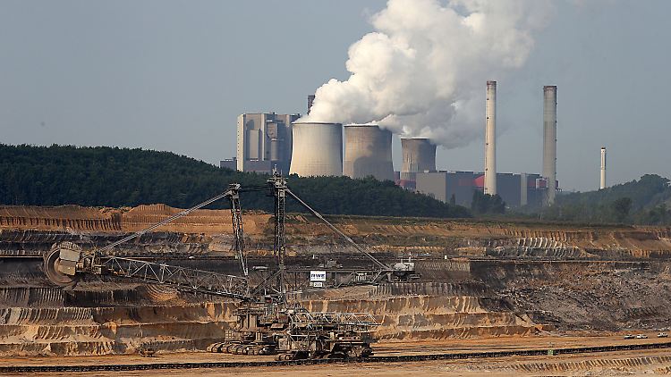 Ein Braunkohlebagger von RWE schaufelt im nordrhein-westfälischen Tagebau Inden bei Düren Erdreich.