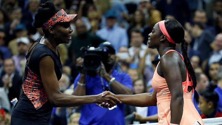 Fairplay am Netz: Venus Williams gratuliert ihrer Bezwingerin Sloane Stephens.