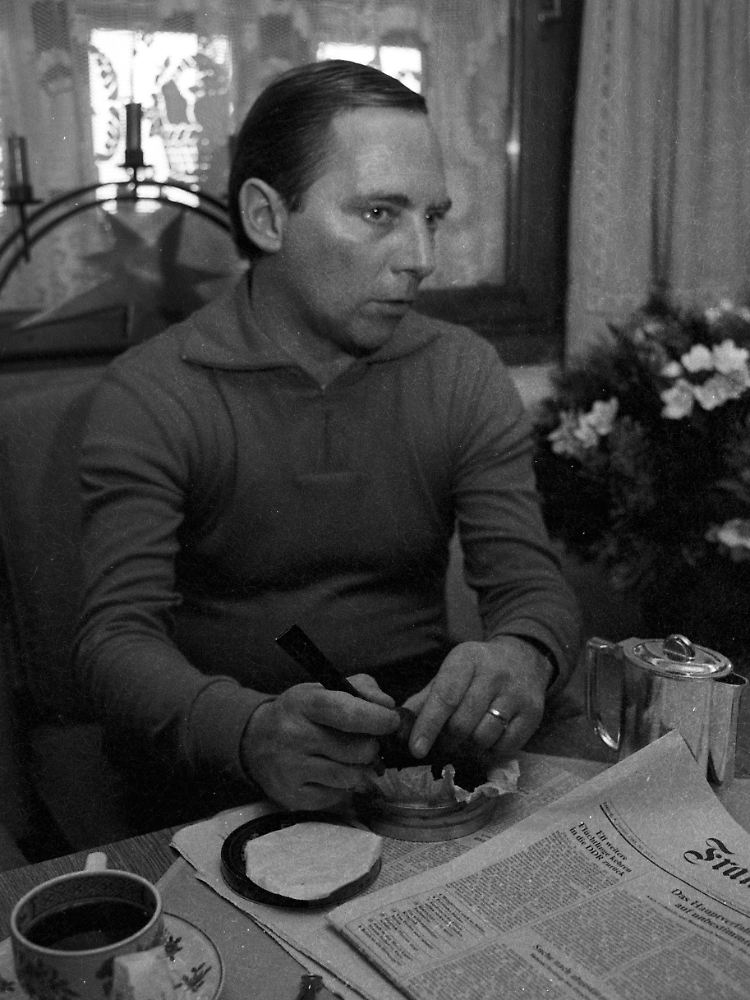 In den 1980er-Jahren Chef des Kanzleramtes und Bundesminister für besondere Aufgaben.
